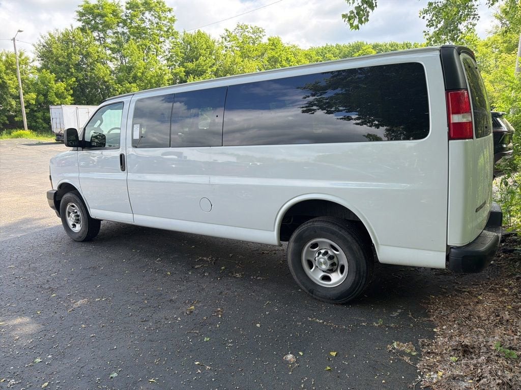 2023 Chevrolet Express Passenger 3500 1LS